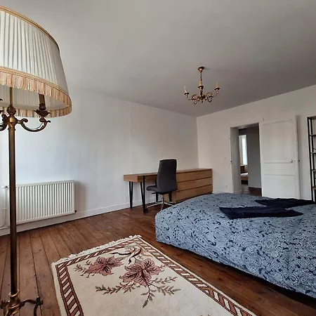 Le Petit Chateau * Saint-Cyr-en-Pail